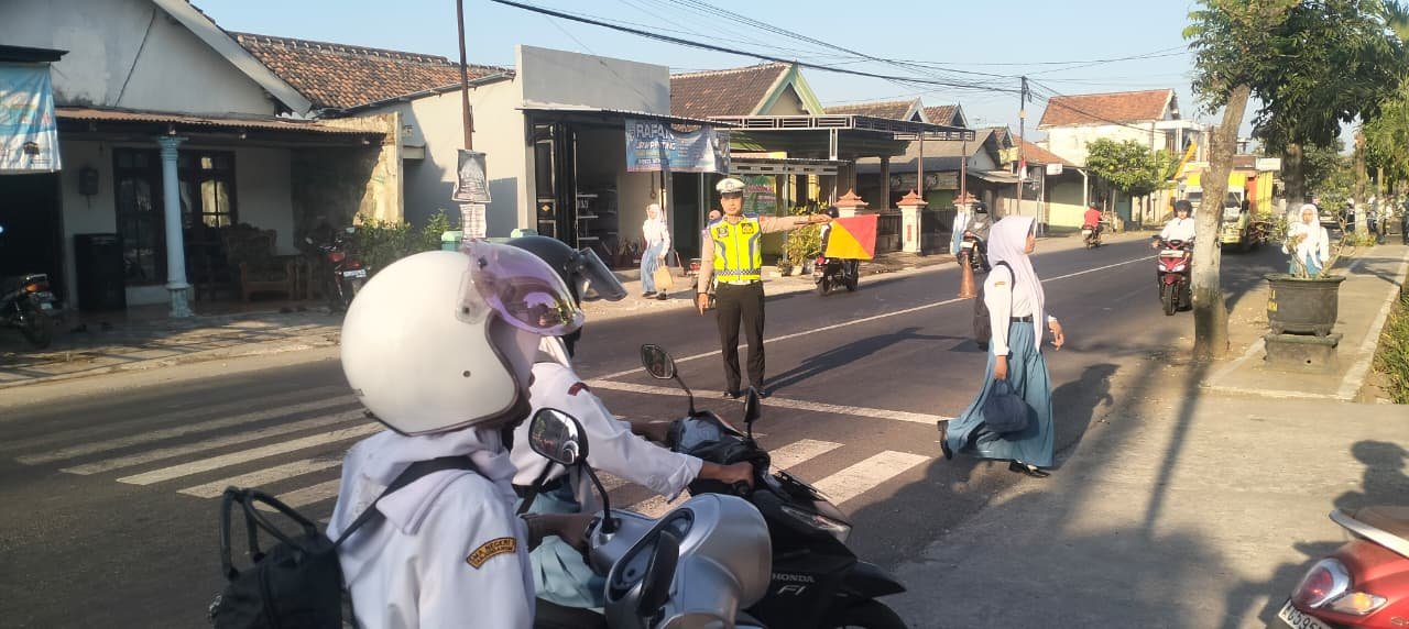 Teguran Simpatik Panit Lantas Polsek Warujayeng kepada Pelajar, Tekankan Pentingnya Helm dan Disiplin Berlalu Lintas
