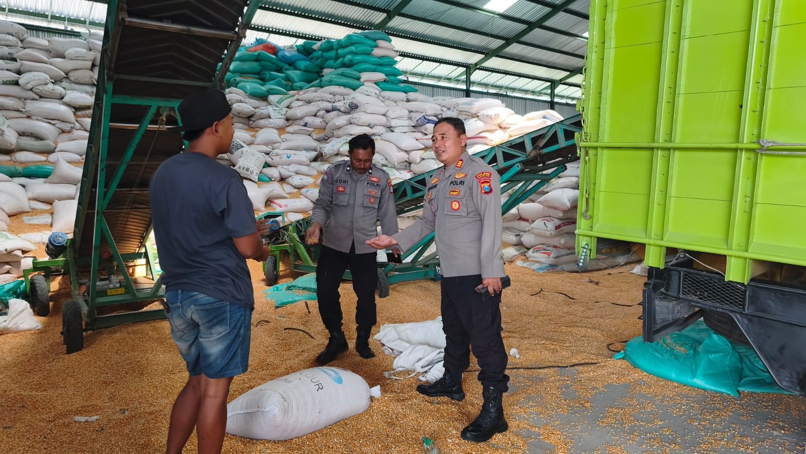 Wakapolsek Nganjuk Kota Bersama Bhabinkamtibmas Cek Stok Jagung di Gudang Jagung Desa Kedungdowo