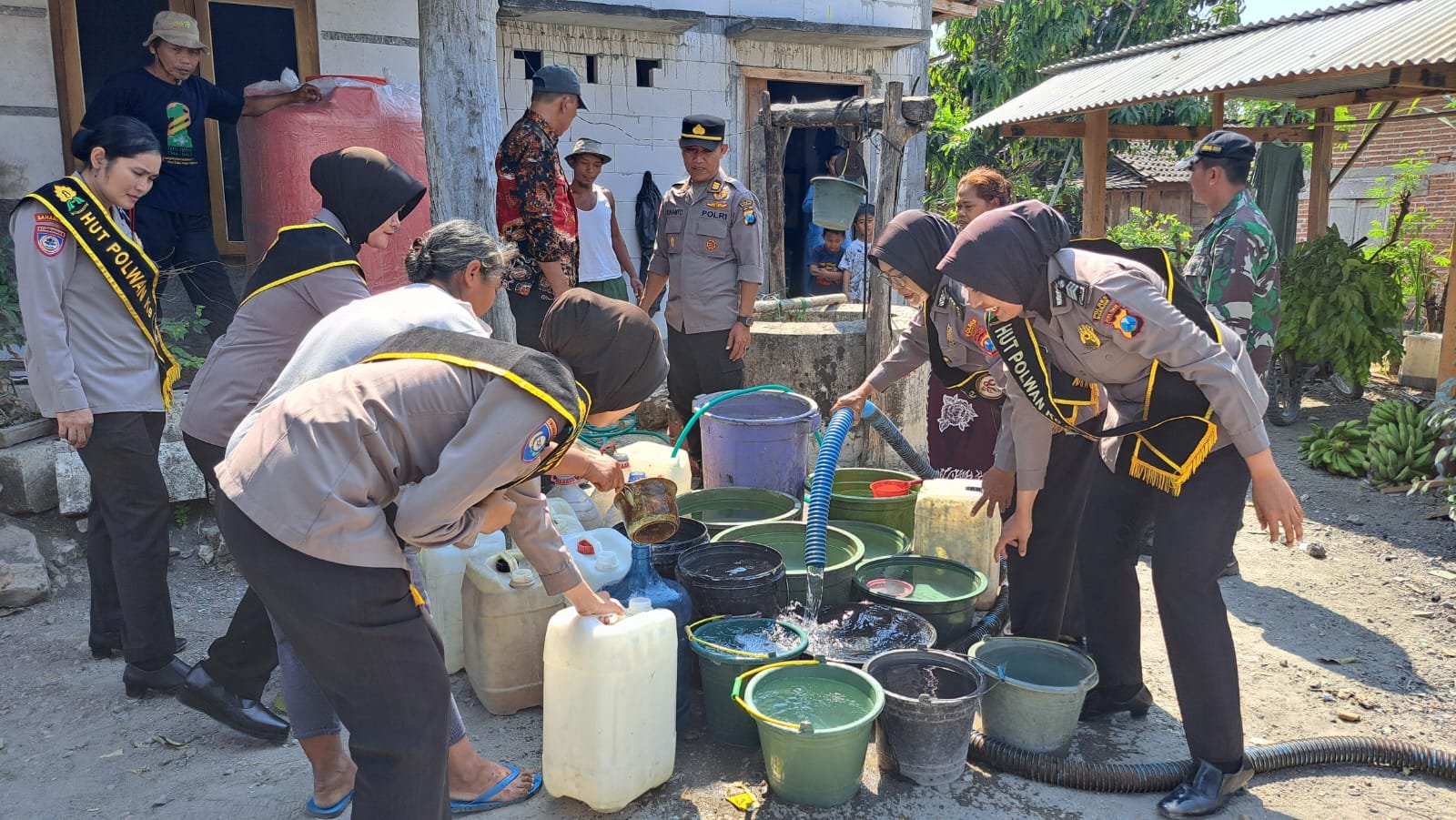 Peringati HUT ke-78 Polwan, Polres Nganjuk Salurkan Air Bersih untuk Warga Ngluyu