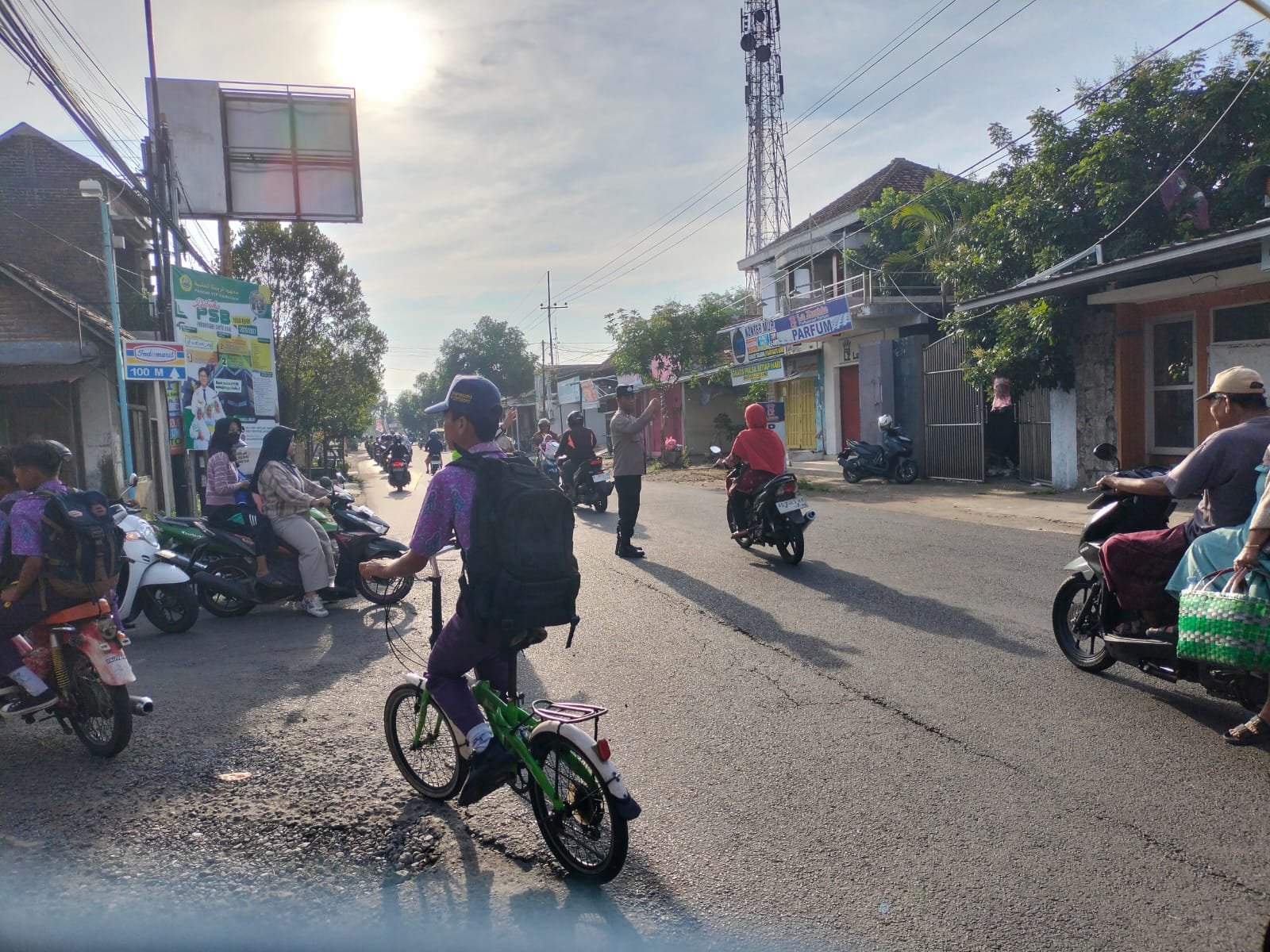 Giat Gaktur Pagi Polsek Kertosono Bantu Penyeberangan Masyarakat