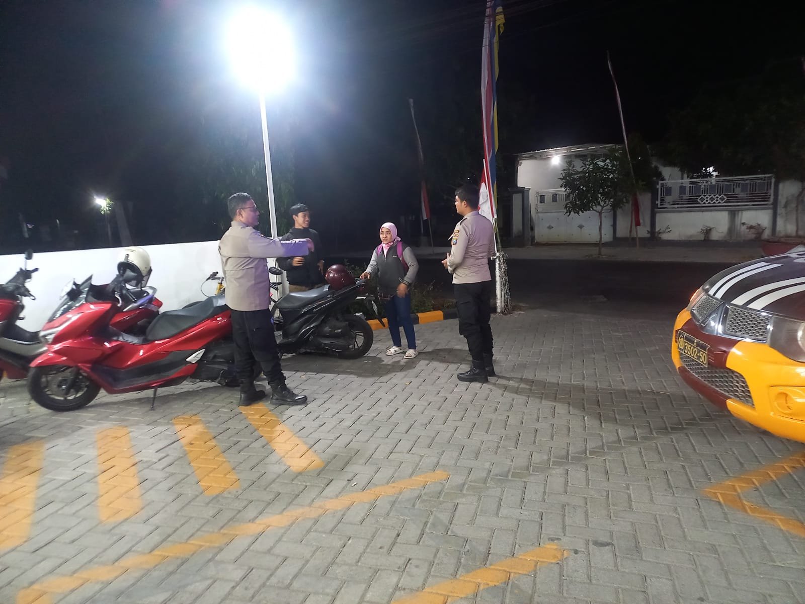 Patroli Indomaret Personil Polsek Jatikalen Berikan Himbauan Dan Pesan Kamtibmas di malam hari