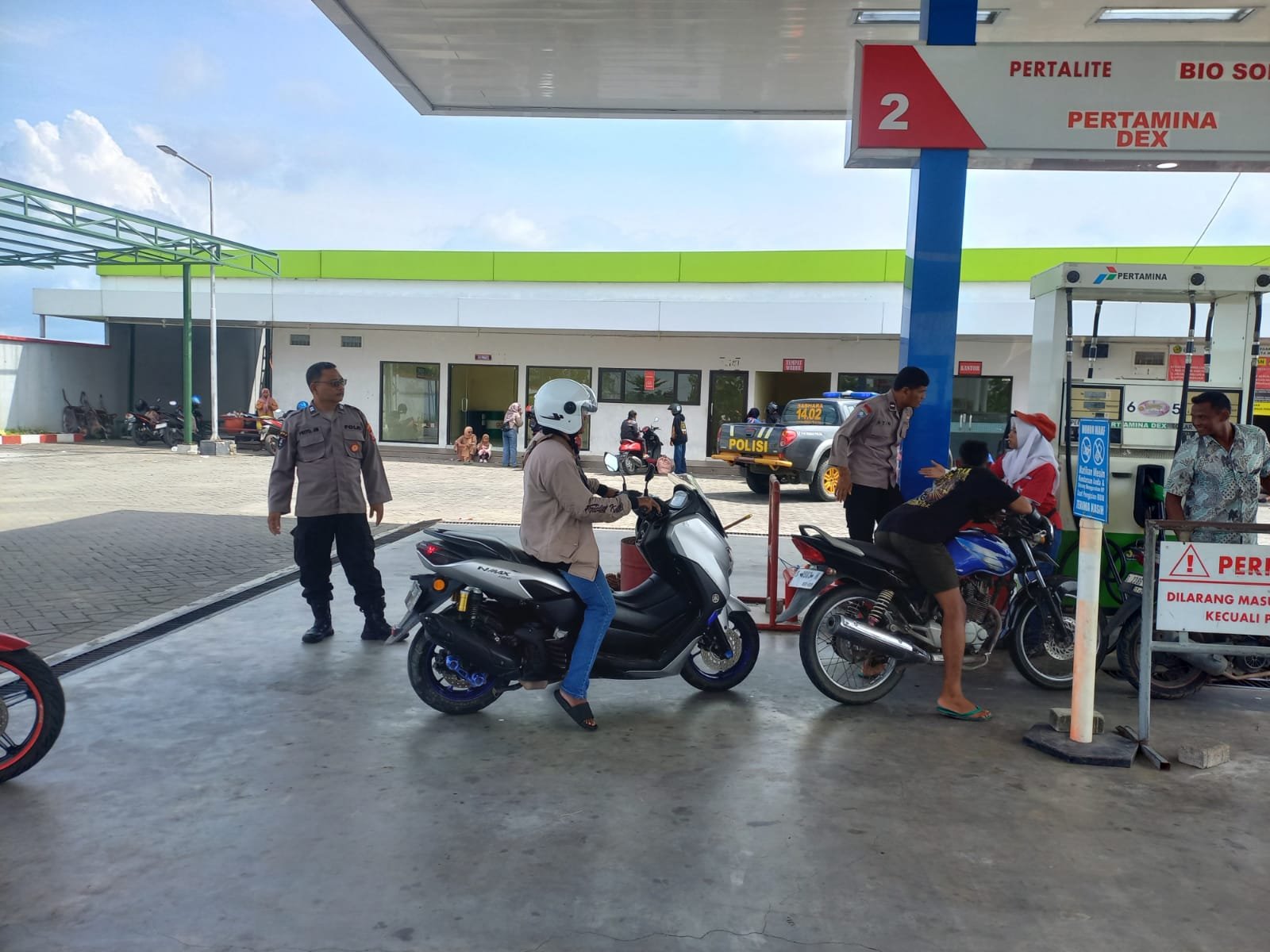 Patroli Siang Polsek Jatikalen Sambangi SPBU Di Munung
