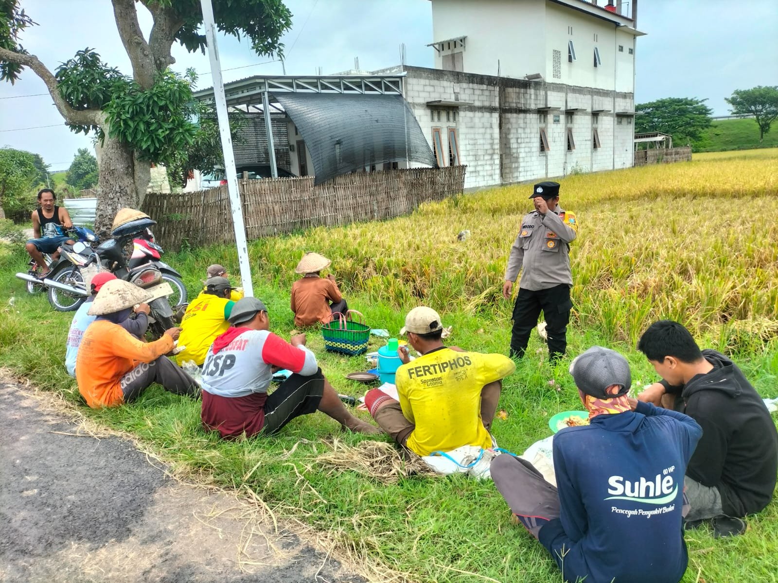 NIMBRUNG DI PINGGIR SAWAH, BHABINKAMTIBMAS JAGA KAMTIBMAS DAN KETAHANAN PANGAN
