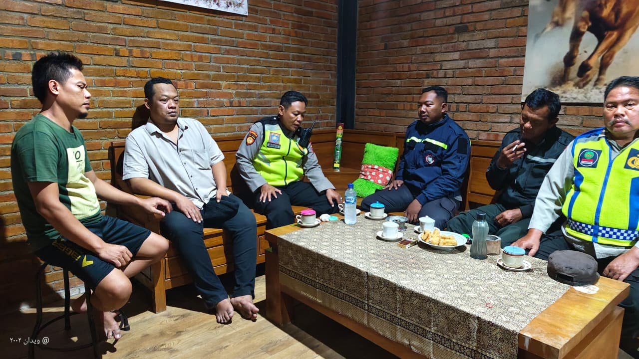 Patroli Malam Polsek Warujayeng Sambangi Warga Sidoharjo, Bangun Sinergi Jaga Kamtibmas