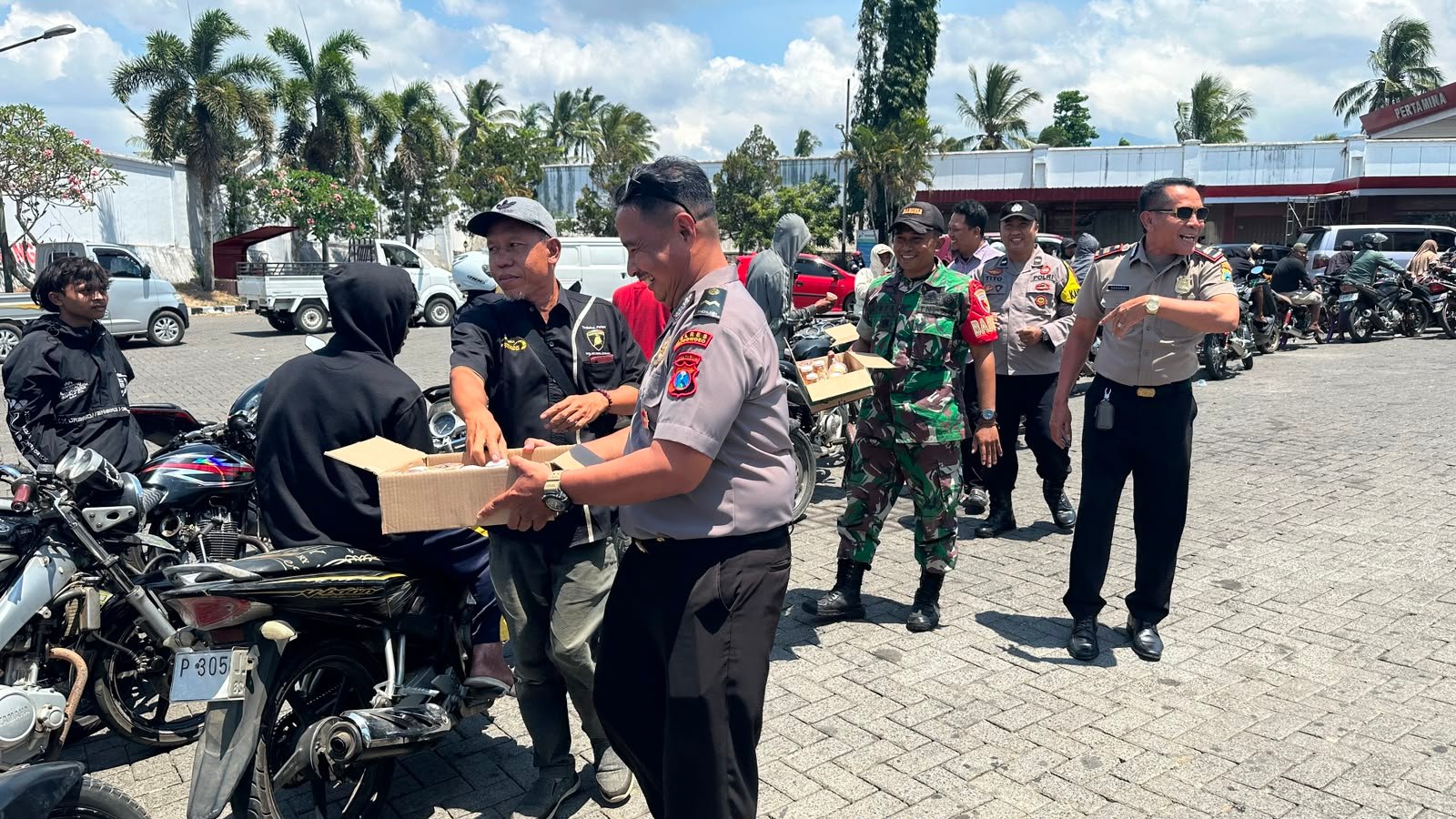 Aksi Humanis Polres Bondowoso, Berbagi Air Minum Gratis untuk Warga Antre di SPBU