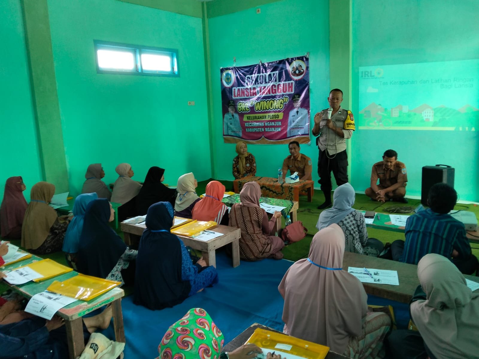 Bhabinkamtibmas Polsek Nganjuk Kota Bersama Kakel dan PLKB Berikan Materi kepada Peserta Sekolah Lansia Tangguh