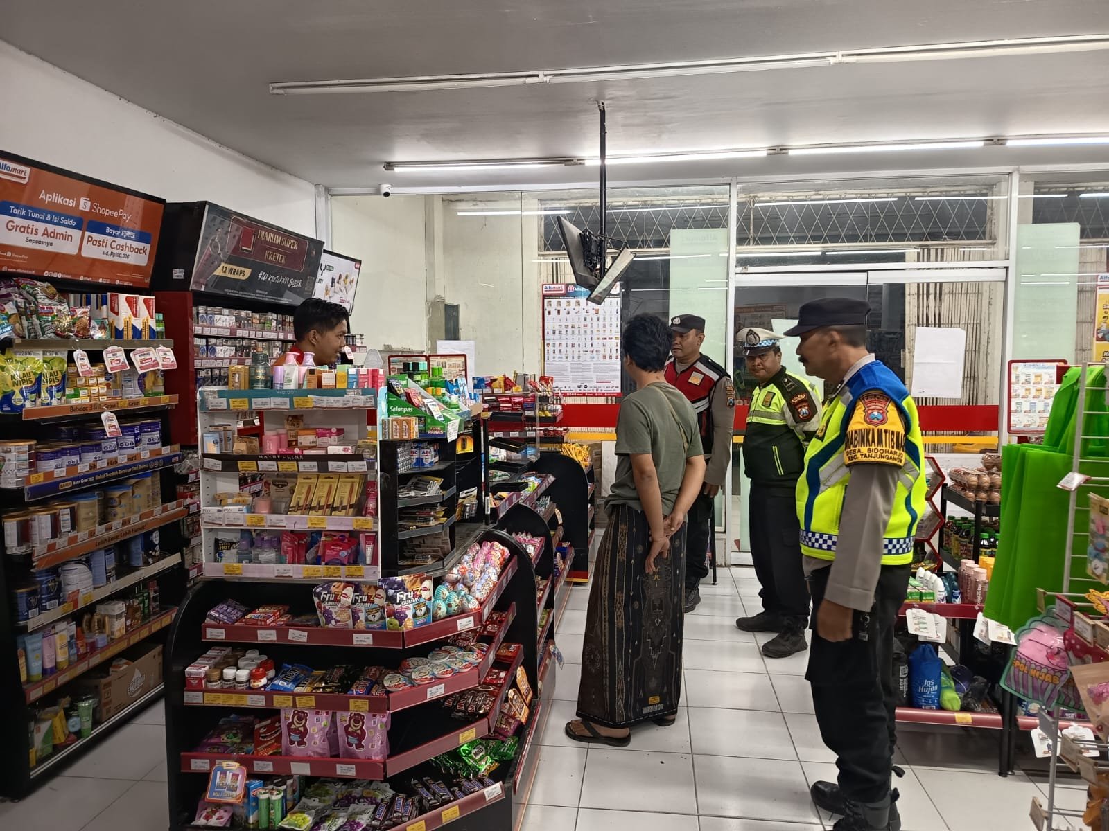 Beri Rasa Aman, Patroli Malam Polsek Warujayeng Sambangi Minimarket