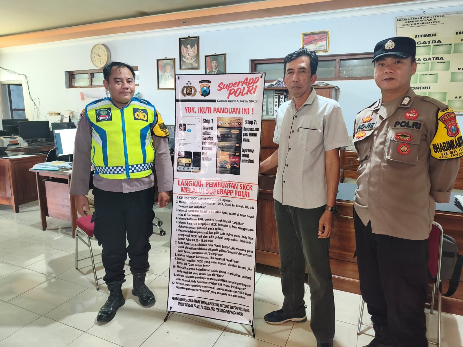 Permudah Layanan Masyarakat, Bhabinkamtibmas Polsek Warujayeng Sosialisasikan Super App Polri dan Pembuatan SKCK
