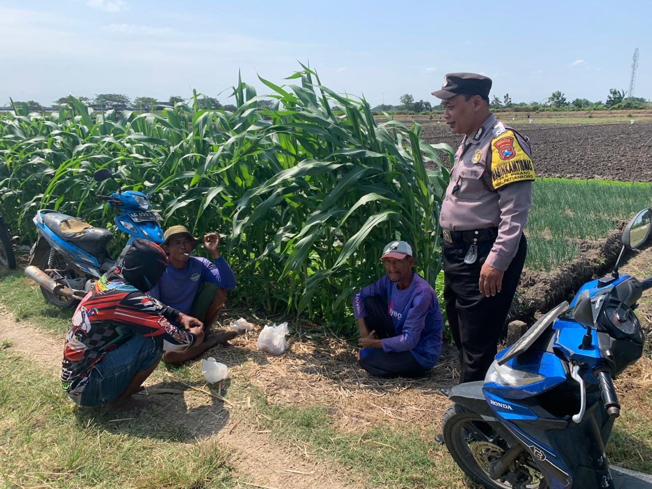 Sambangi Petani, Bhabinkamtibmas Perkuat Keamanan dan Ketahanan Pangan