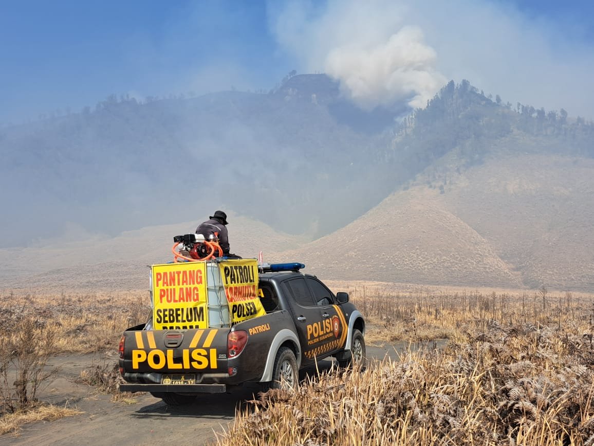 Polres Probolinggo Terjunkan Personel dan Armada Modifikasi untuk Padamkan Karhutla di Blok Pengol Bromo