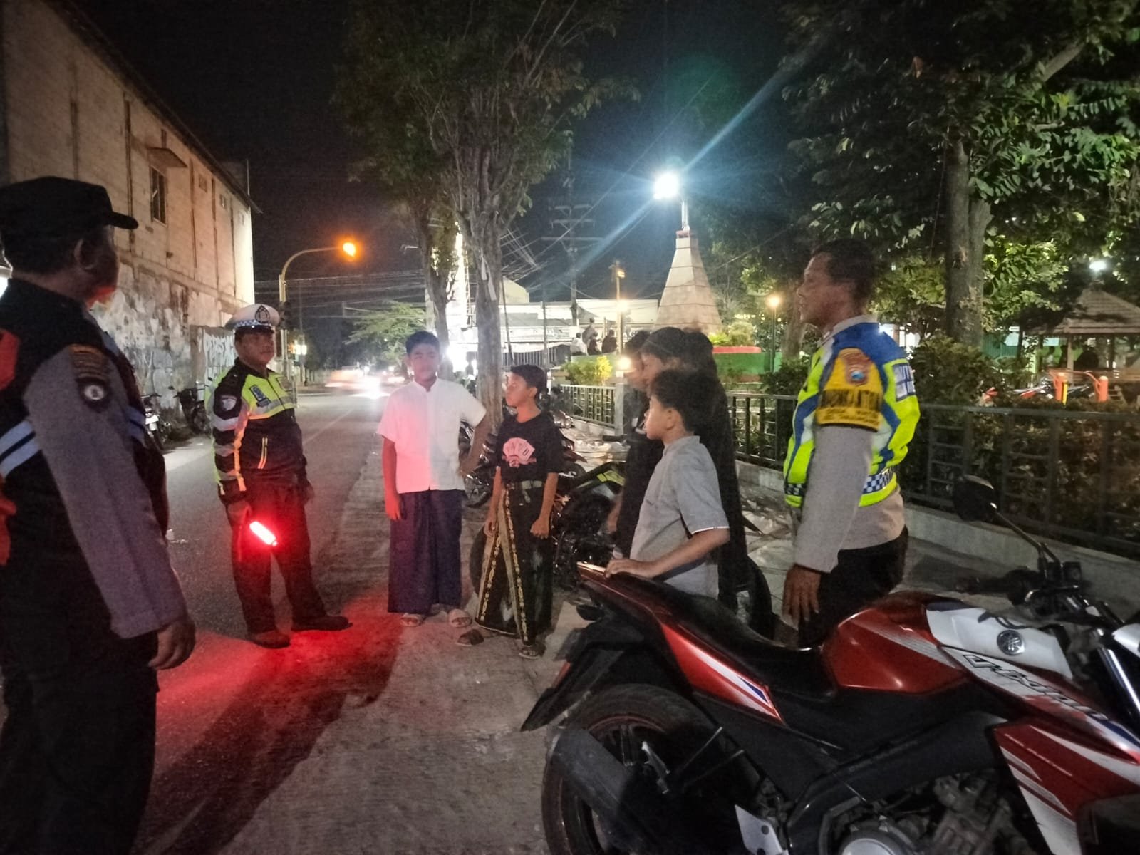 Polsek Warujayeng Gelar Patroli Harkamtibmas di Alun-Alun, Cegah Balap Liar dan Gangguan Kamtibmas