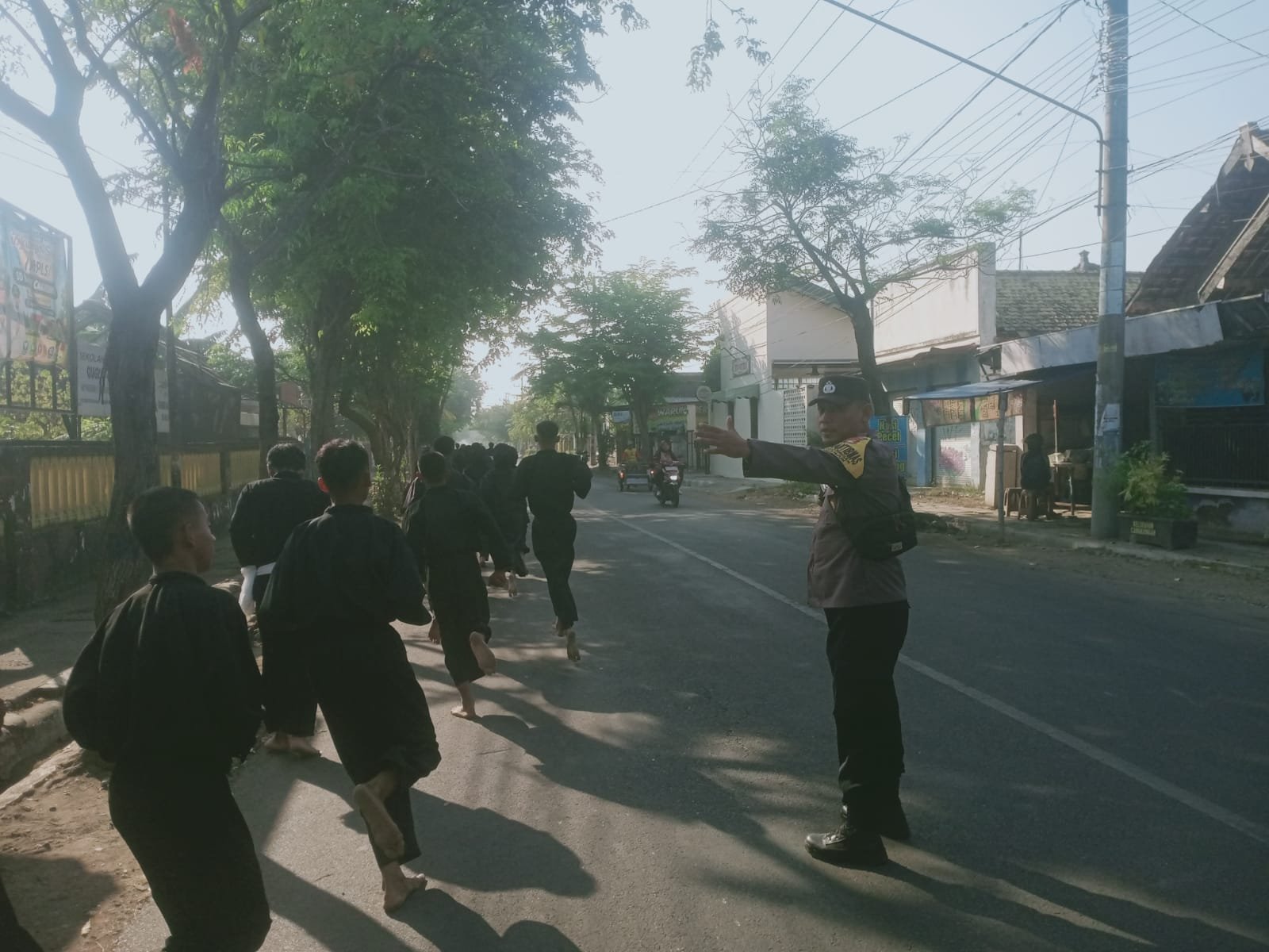 Bhabinkamtibmas Polsek Nganjuk Kota Kelurahan Cangkringan Pantau dan Amankan Ujian Kenaikan Tingkat PSHT Ranting Kota
