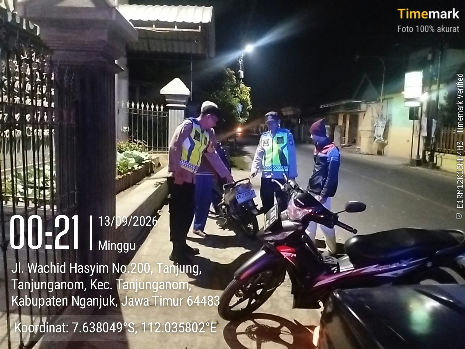 Patroli Dini Hari, Polsek Warujayeng Sasar Pemukiman Warga di Lingkungan Pule