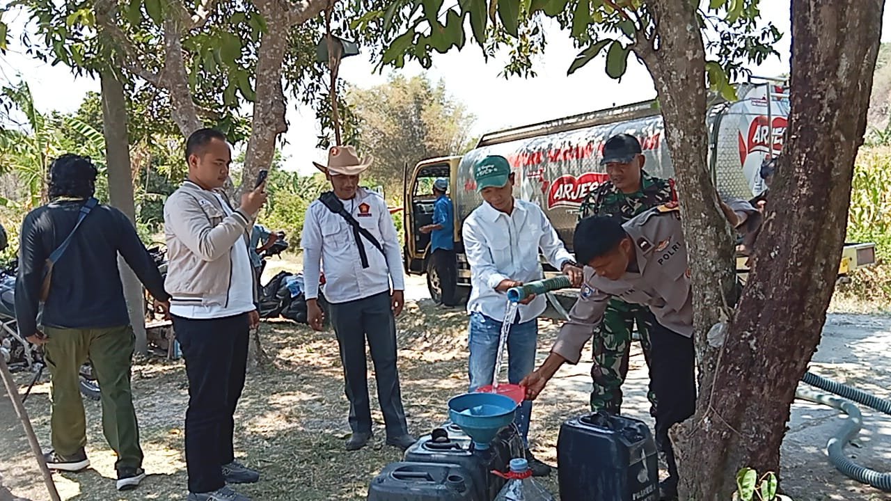 Bhabinkamtibmas Desa Pule Kecil Jatikalen Dampingi Penyaluran Air Bersih