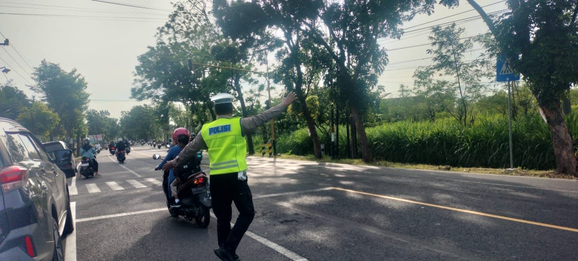 Giat Gaktur Pagi Polsek Kertosono Bantu Penyeberangan Masyarakat