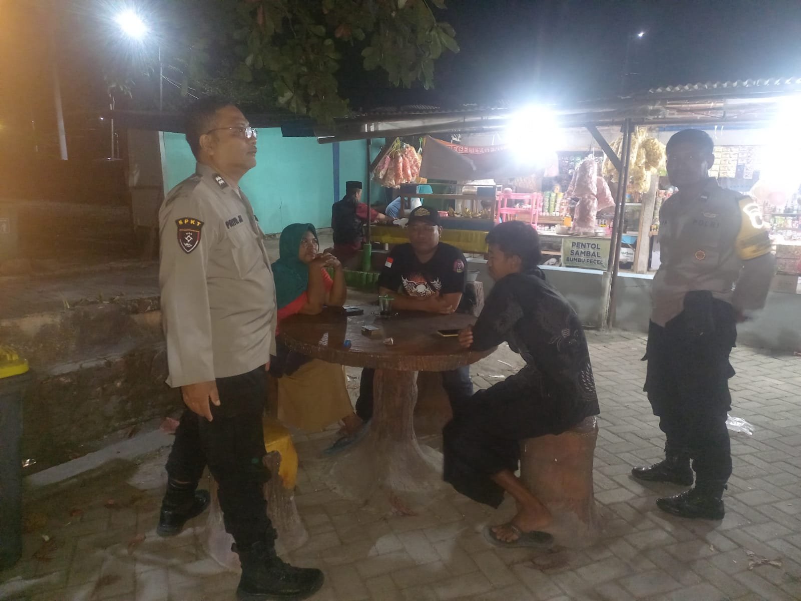 Polsek Jatikalen Hadir Dialogis di wisata Pemandian air Panas Bayu Biru Berikan Rasa Aman di Malam Hari