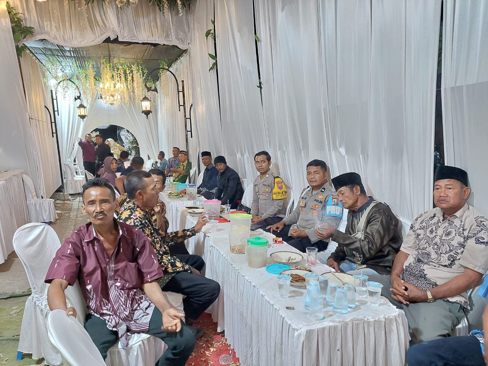 Anggota Polsek Jatikalen bersama Bhabinkamtibmas dan Babinsa Desa Perning Pam Giatmas Elektun Di Desa Binaannya