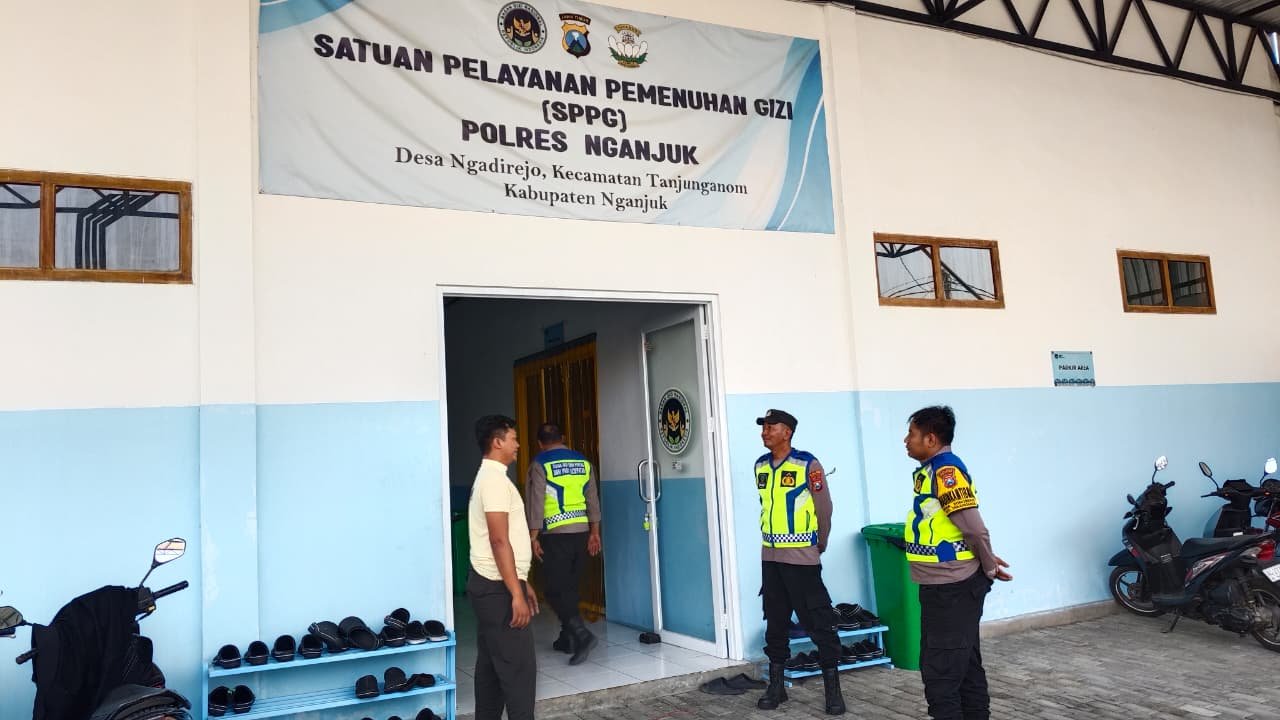 Patroli Polsek Warujayeng Sambangi Dapur MBG di SPPG Desa Ngadirejo