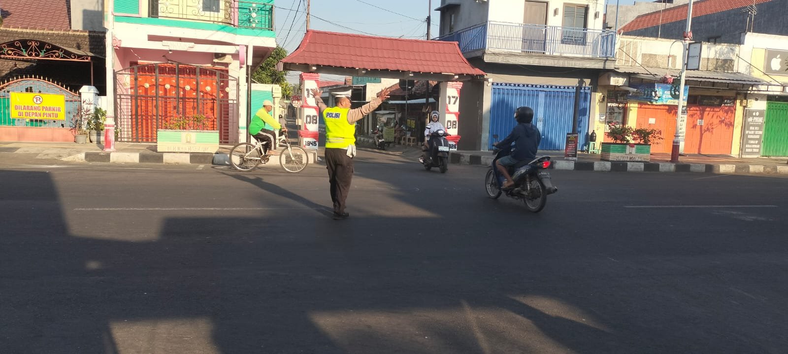 Sapa Pagi Polsek Nganjuk Kota, Bantu Pengaturan Lalu Lintas dan Penyeberangan Warga
