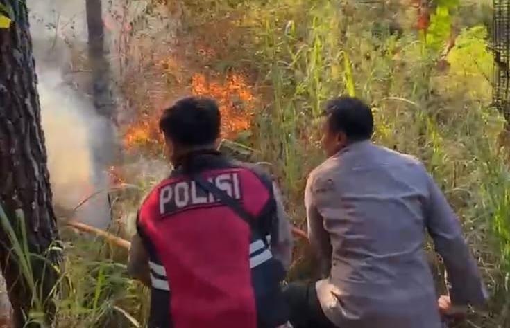 Polres Magetan Bersama Tim Gabungan Tangani Karhutla di Panekan Lereng Gunung Lawu