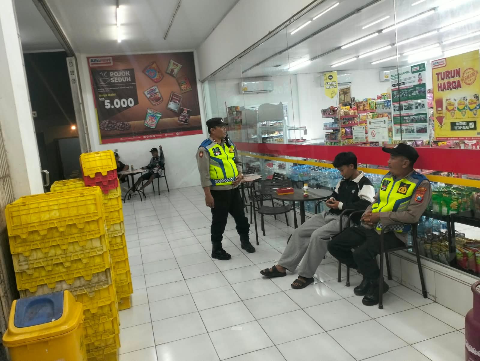 Patroli Minimarket Tengah Malam, Polsek Warujayeng Ingatkan Karyawan Selalu Waspada