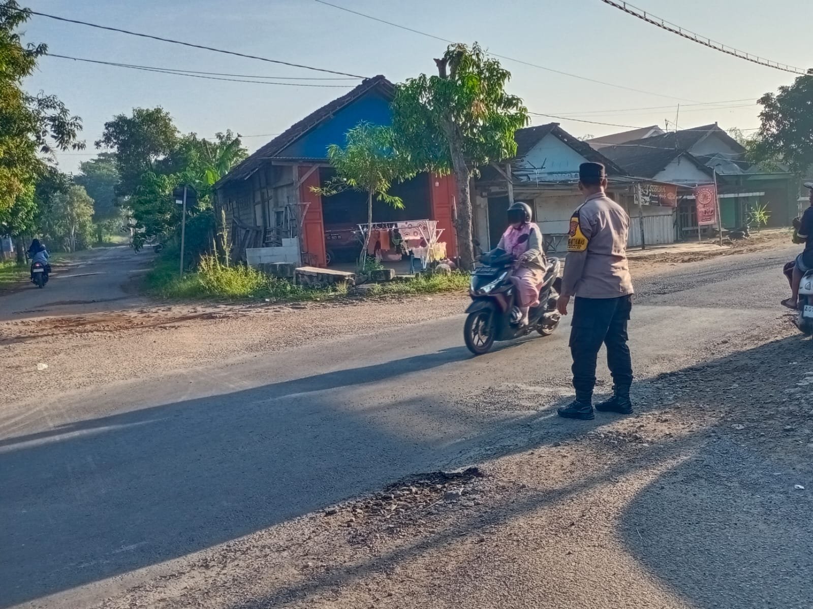 Giat Gaktur Pagi Polsek Jatikalen Bantu Penyeberangan Masyarakat