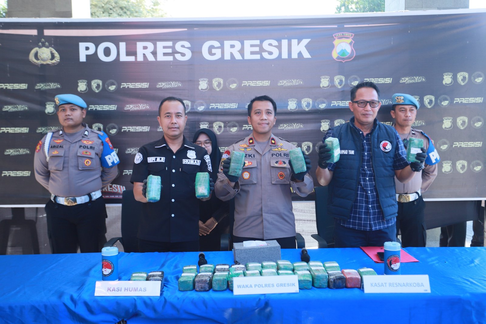 Polres Gresik Sita 10,8 Kg Ganja di Gudang Ekspedisi