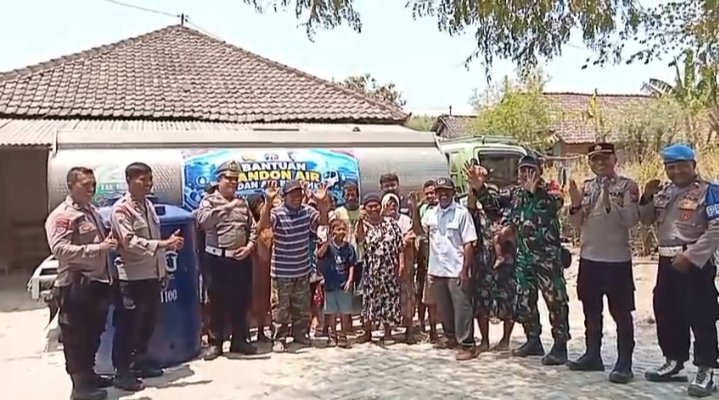 Polsek Jatikalen Bersama Polres Nganjuk Salurkan Bantuan Air Bersih untuk Warga Terdampak Kekeringan