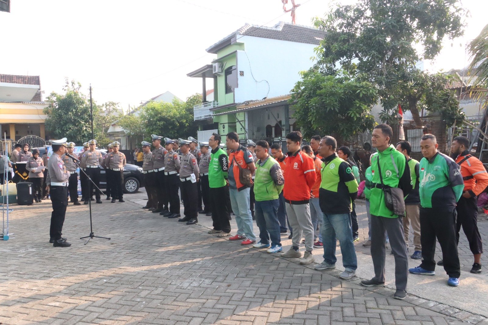 Sambut Hari Lalu Lintas Bhayangkara ke-71,Polres Mojokerto Berbagi Sembako Hingga SIM Gratis untuk Driver Ojol