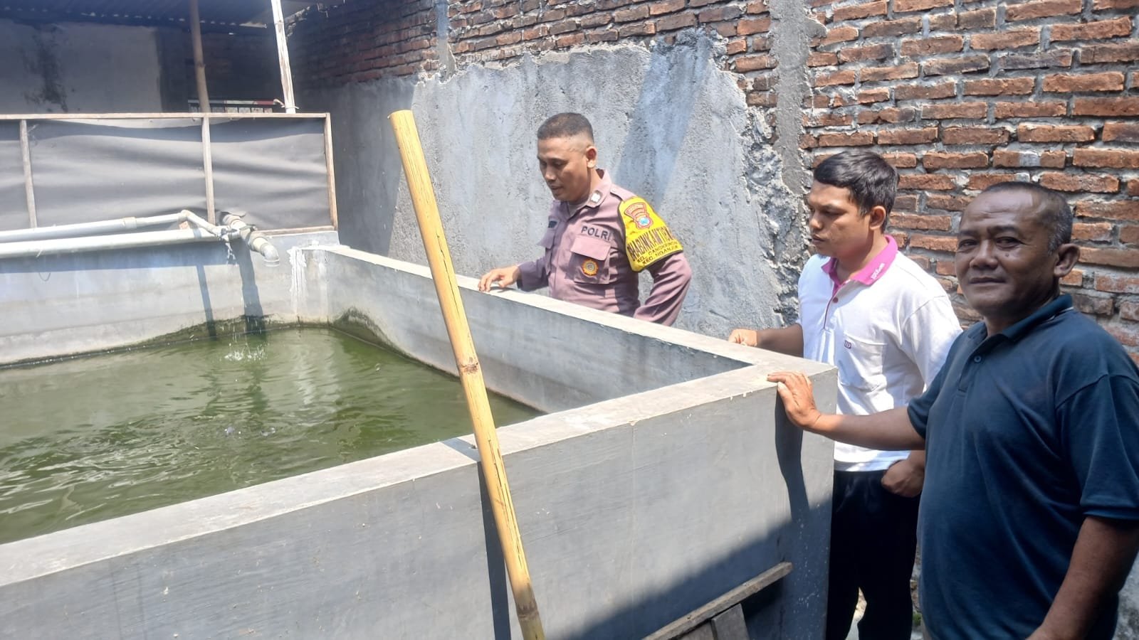 Bhabinkamtibmas Cangkringan Dampingi Warga Kembangkan P2B Melalui Budidaya Ikan