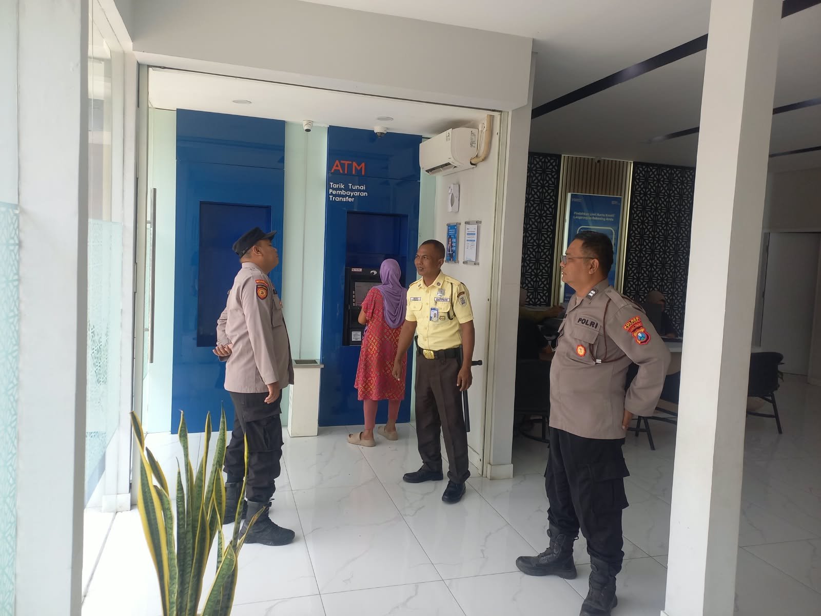 Polsek Jatikalen Gelar Patroli Dialogis di Bank BRI Unit Jatikalen untuk Antisipasi Gangguan Kamtibmas
