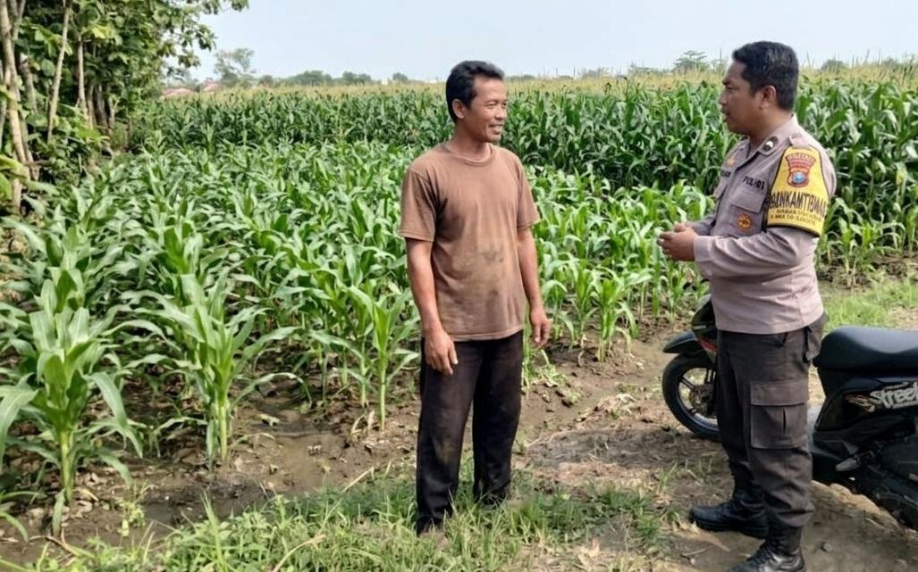 Bhabinkamtibmas Lambang Kuning Ingatkan Petani Waspada Bahaya Karhutla di Musim Kemarau