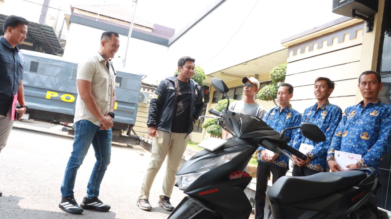 Polres Lamongan Beri Penghargaan Empat Warga yang Gagalkan Curanmor di Puskesmas Deket