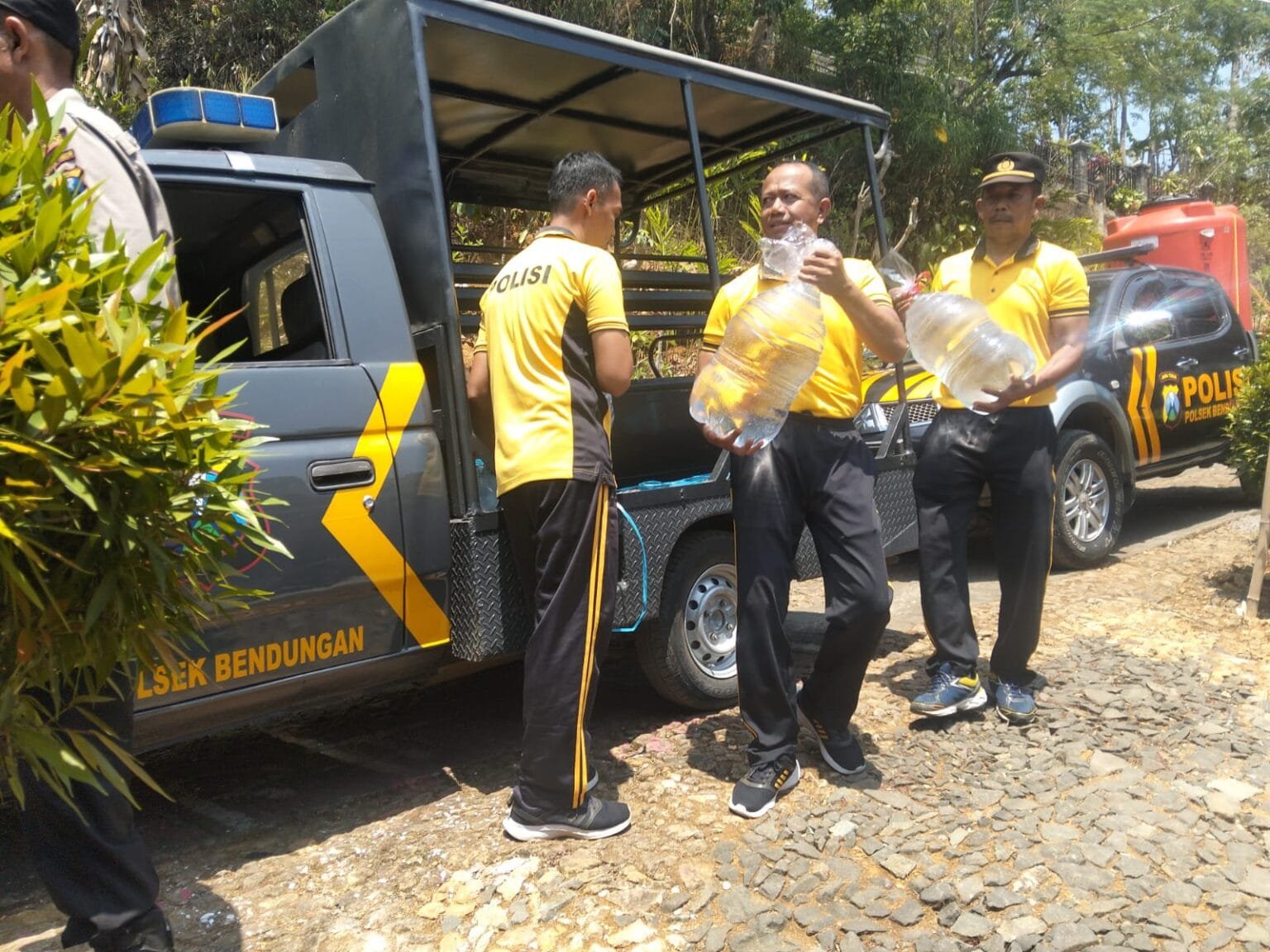 Polres Trenggalek Distribusikan Air Bersih ke Pelosok Desa Melalui Patroli Gentong dan Kendil