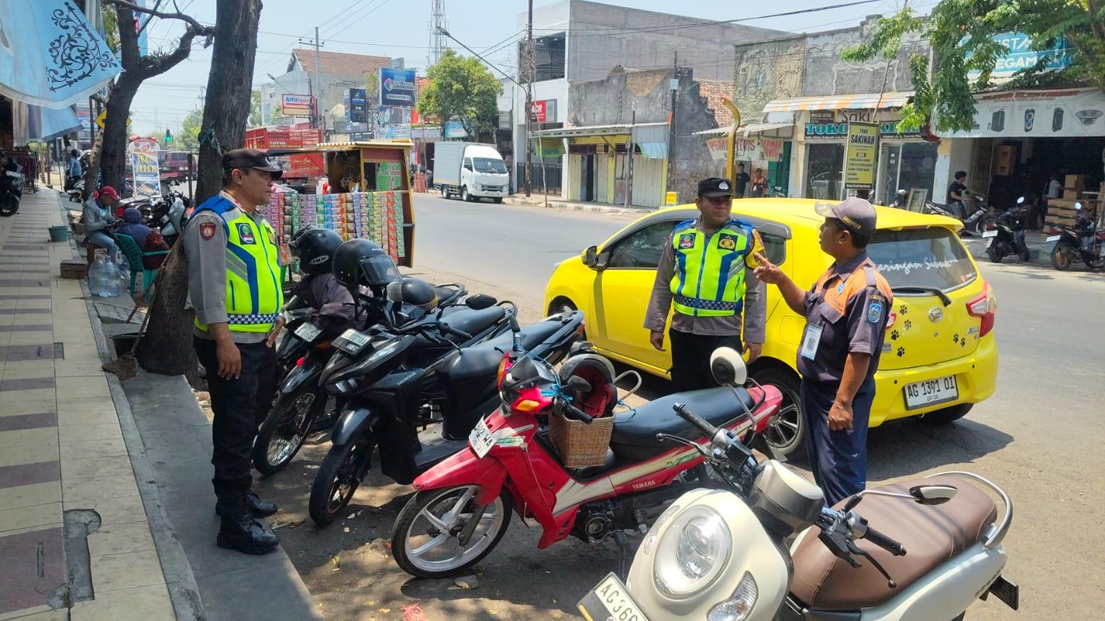 Cegah Gangguan Kamtibmas, Polsek Warujayeng Tingkatkan Patroli di Komplek Pasar Saat Akhir Pekan