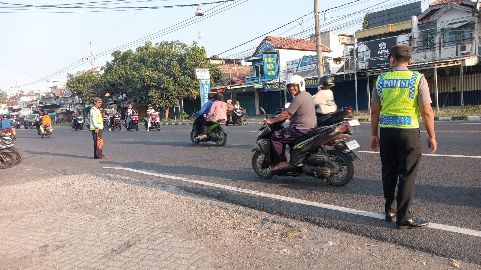 Giat Gaktur Pagi Polsek Kertosono Bantu Penyeberangan Masyarakat