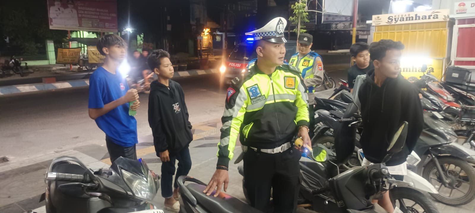 Cegah Balap Liar dan Kejahatan Jalanan, Regu Patroli Polsek Warujayeng Sapa Pemuda di Sekitar Alun-Alun