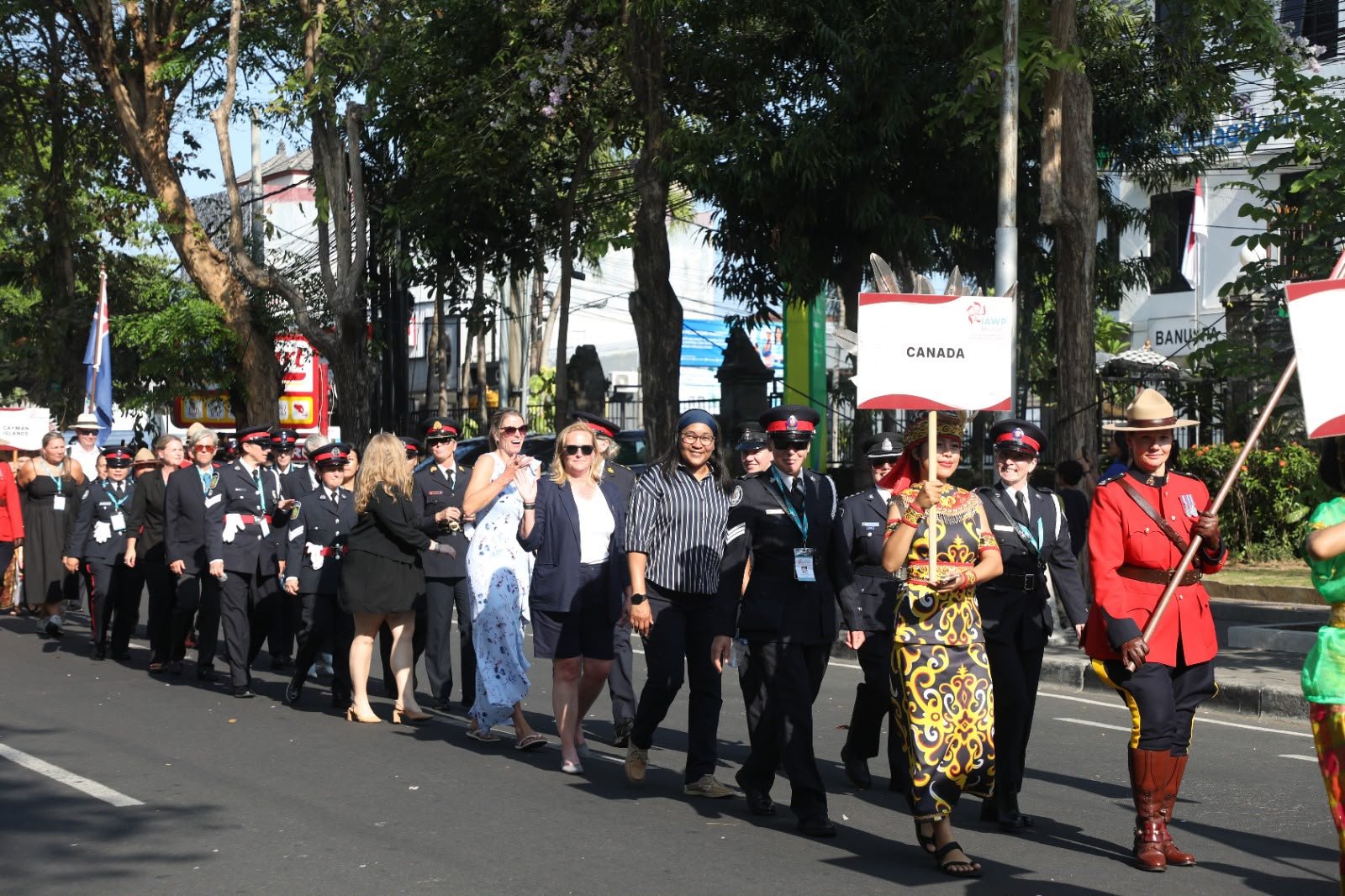 Parade 450 Polwan dari 43 Negara Meriahkan IAWP 2026 di Bali