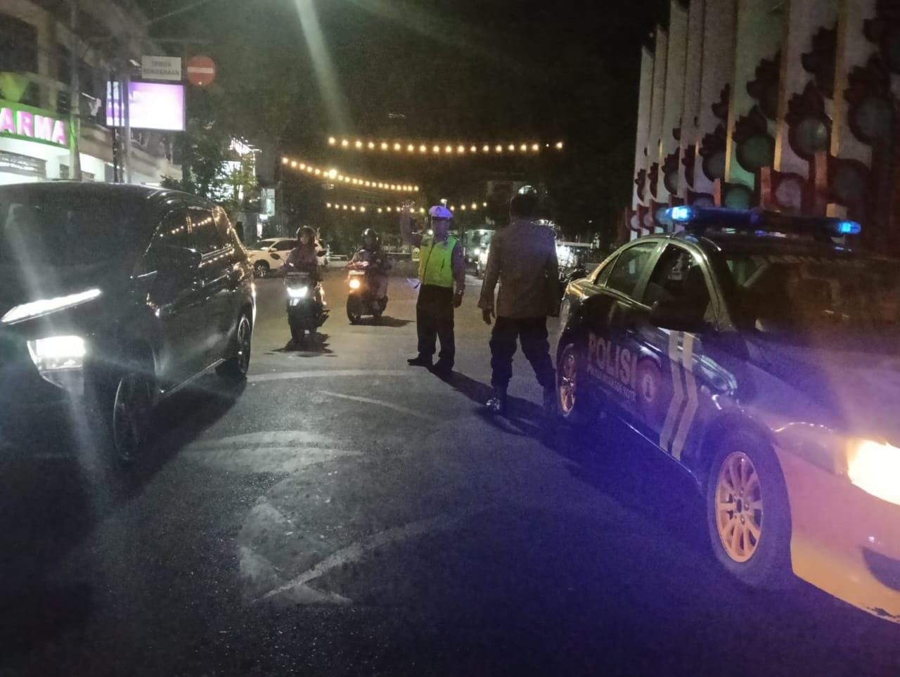 Mobil Patroli Polsek Nganjuk Kota Hadir Pantau Arus Lalin di Pusat Keramaian