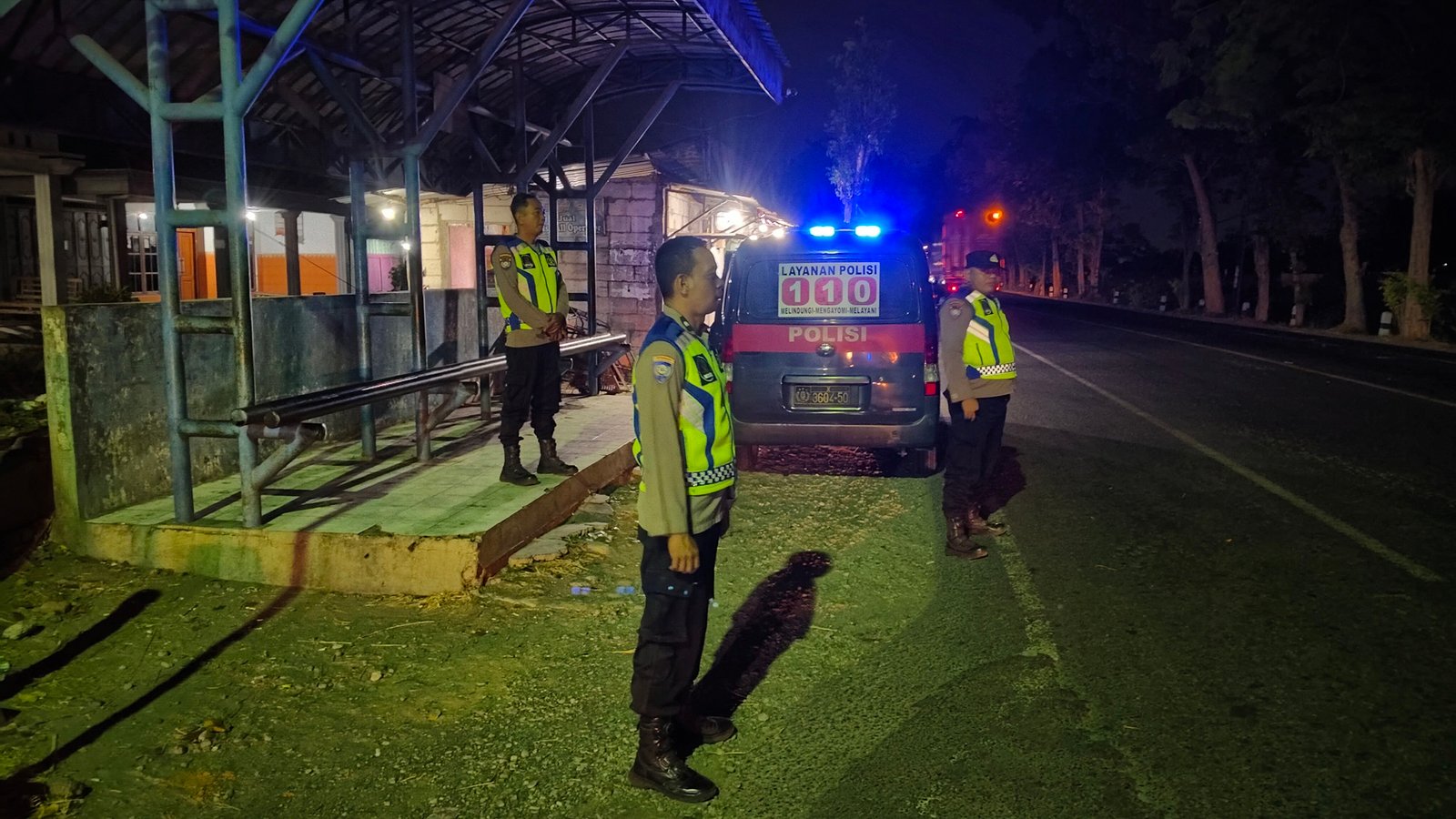 Patroli Malam Polsek Warujayeng Pastikan Keamanan Jalur Protokol