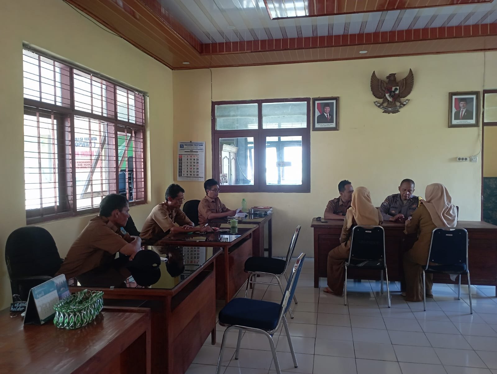 Bhabinkamtibmas Polsek Nganjuk Kota Sambangi Kantor Kelurahan Ringinanom, Sosialisasikan Layanan Digital Polri