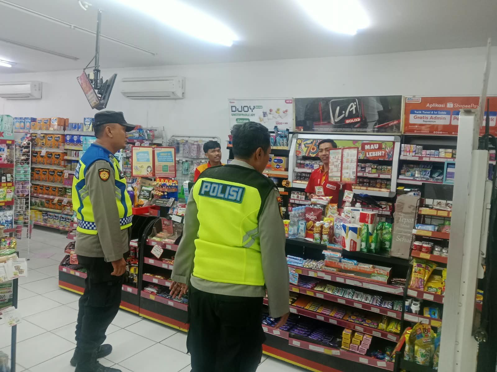 Cegah Gangguan Kriminalitas, Patroli Malam Polsek Warujayeng Sambangi Minimarket