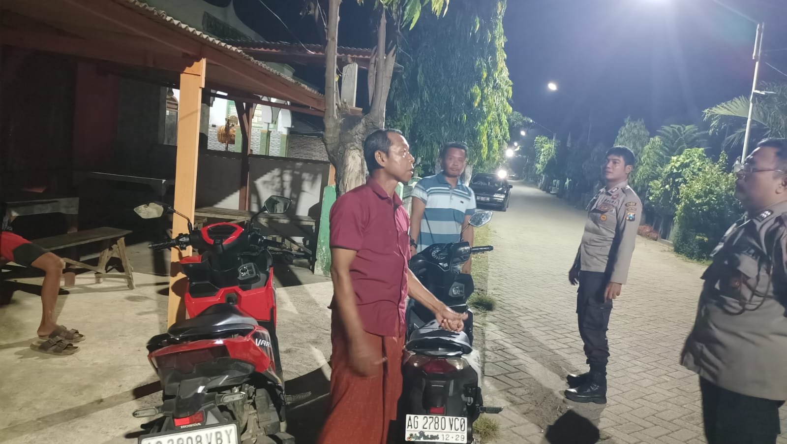 Jaga Kamtibmas Tetap Kondusif, Polsek Jatikalen Gelar Patroli Dialogis Malam Hari Bersama Warga masyarakat Desa Gondang Wetan