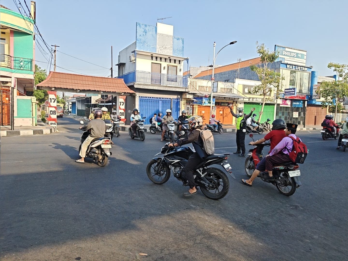 Gatur Lalin Pagi, Polsek Nganjuk Kota Wujudkan Pelayanan Prima kepada Masyarakat