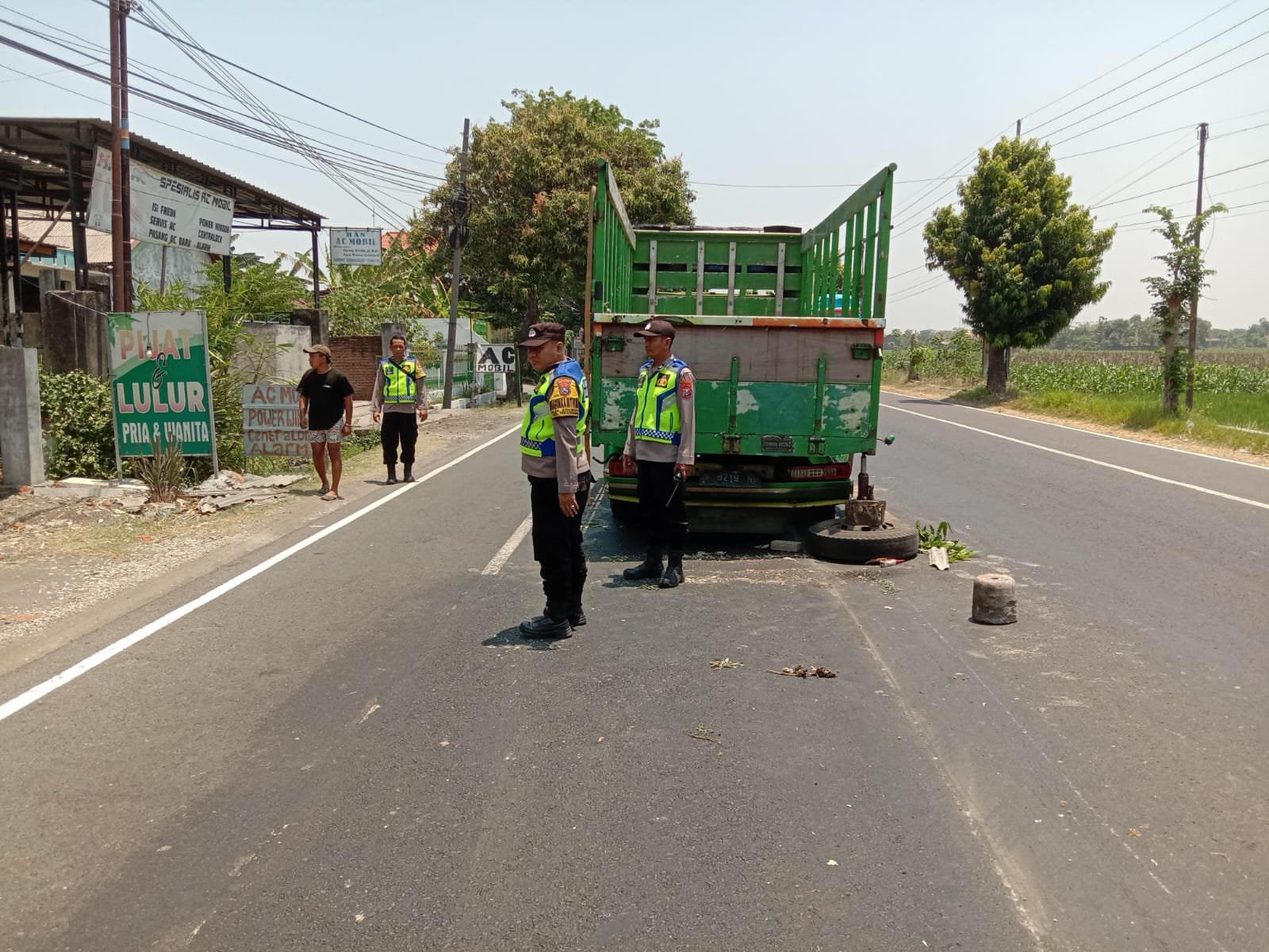 Truk Patah As di Jalur Protokol, Polsek Warujayeng Berikan Asistensi dan Atur Lalu Lintas