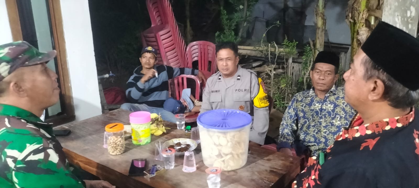 Anggota Polsek Jatikalen bersama Bhabinkamtibmas dan Babinsa Desa Gondang wetan Pam Giatmas Elektun Di Desa Binaannya
