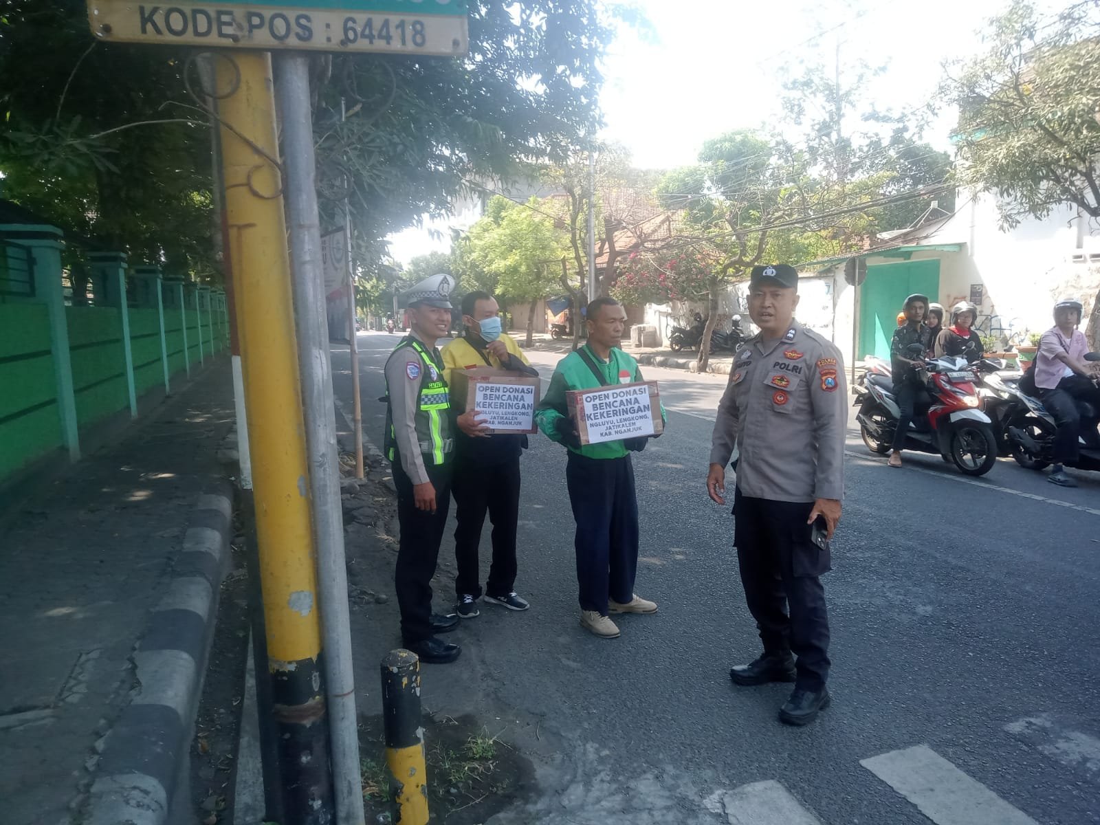 Personel Polsek Nganjuk Kota Dampingi Komunitas Ojol Galang Donasi untuk Bantu Warga Terdampak Kekeringan