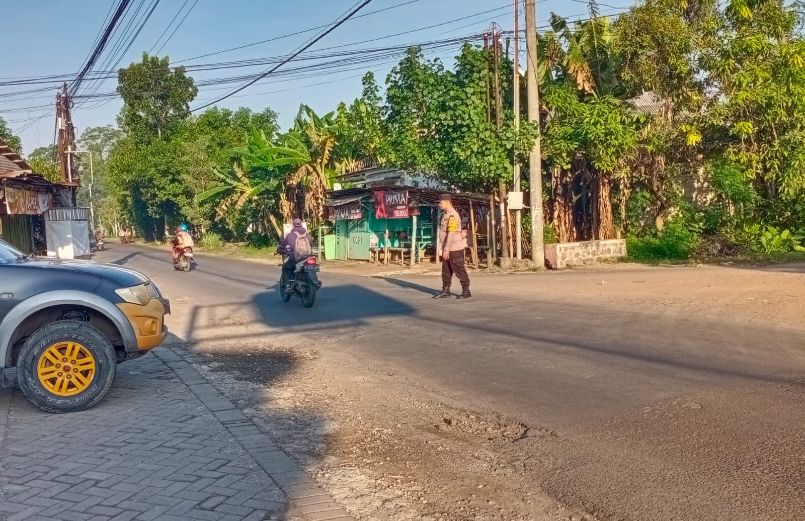 Giat Gaktur Pagi Polsek Jatikalen Bantu Penyeberangan Masyarakat 
