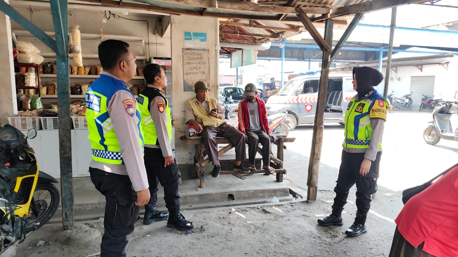 Patroli Dialogis di Pasar, Personel Polsek Warujayeng Ciptakan Rasa Aman Masyarakat