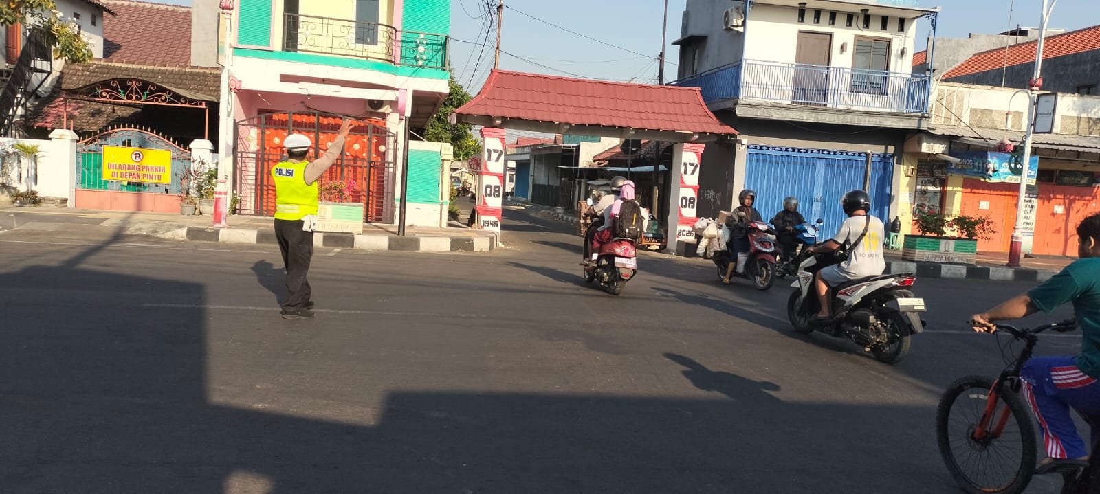 Awali Aktivitas Pagi, Personel Polsek Nganjuk Kota Hadir Berikan Pelayanan Pengaturan Lalu Lintas